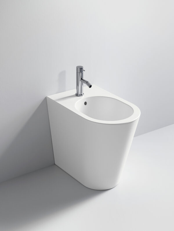 Bidet bianco moderno con rubinetto in acciaio inox.