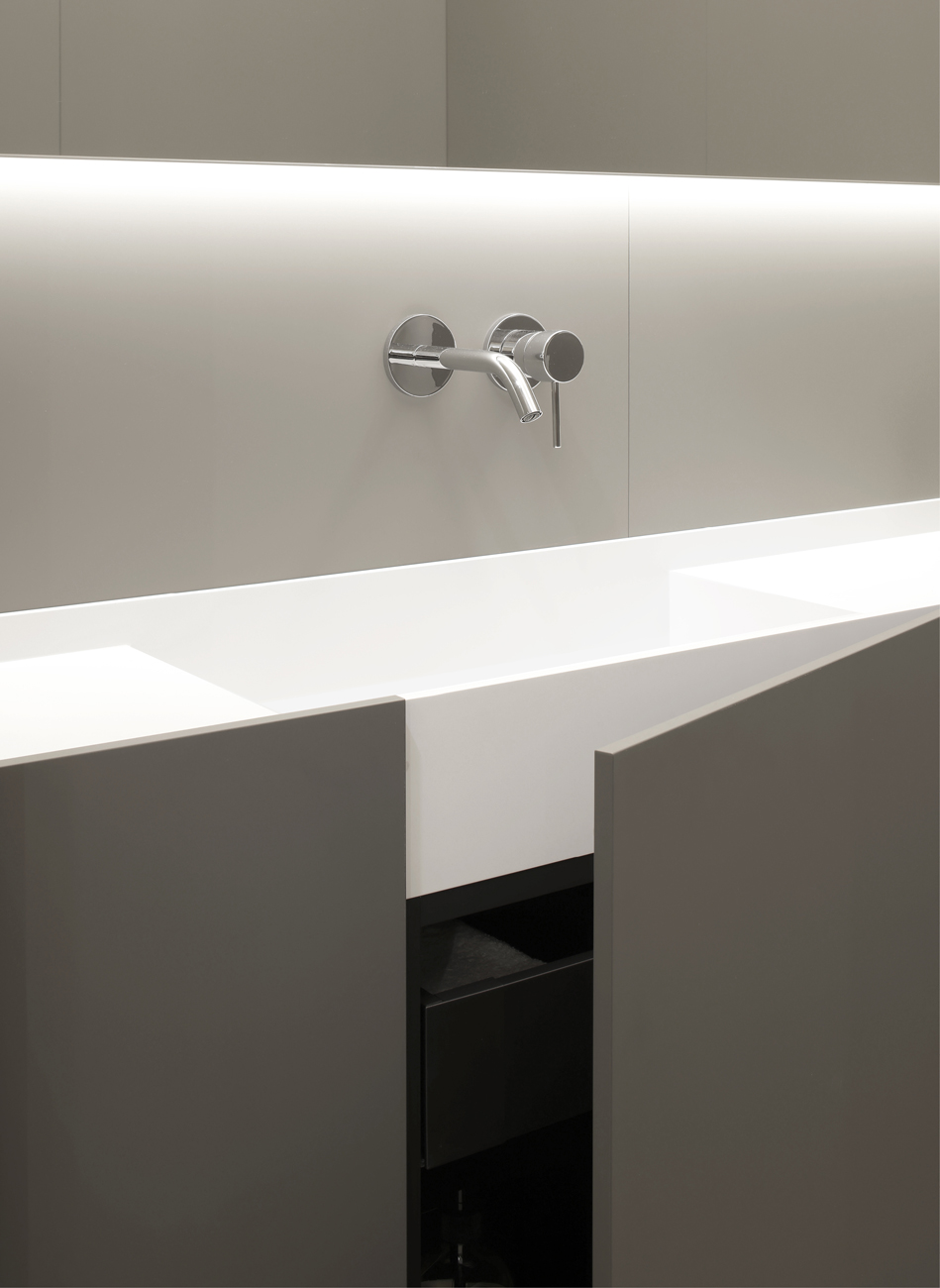 Lavabo minimalista con rubinetto a parete al Salone del Bagno 2026.
