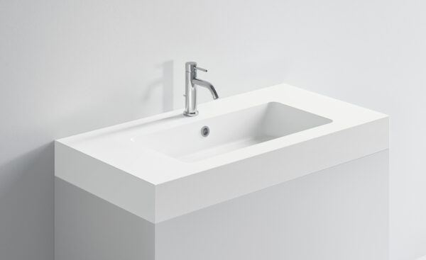 Lavabo bianco con rubinetto in acciaio inox, design minimalista e elegante.