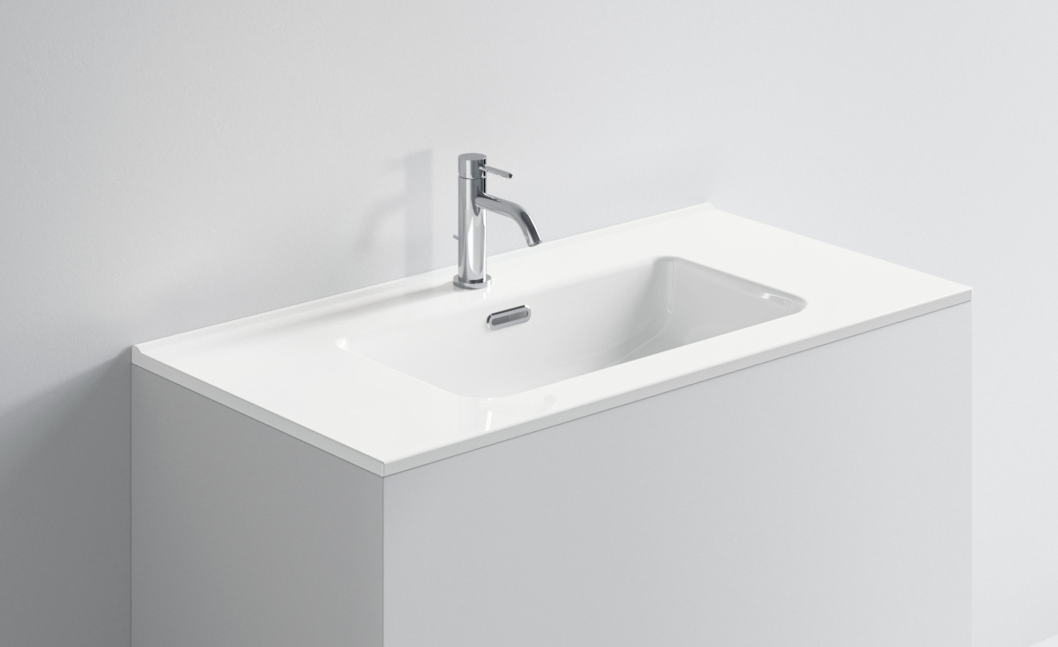 Lavabo bianco con rubinetto in acciaio inox in bagno minimalista.