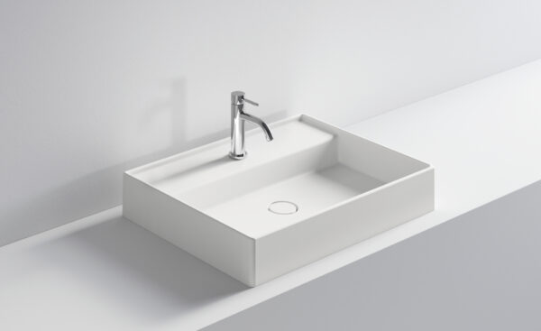 Lavabo bianco rettangolare con rubinetto in acciaio inox.