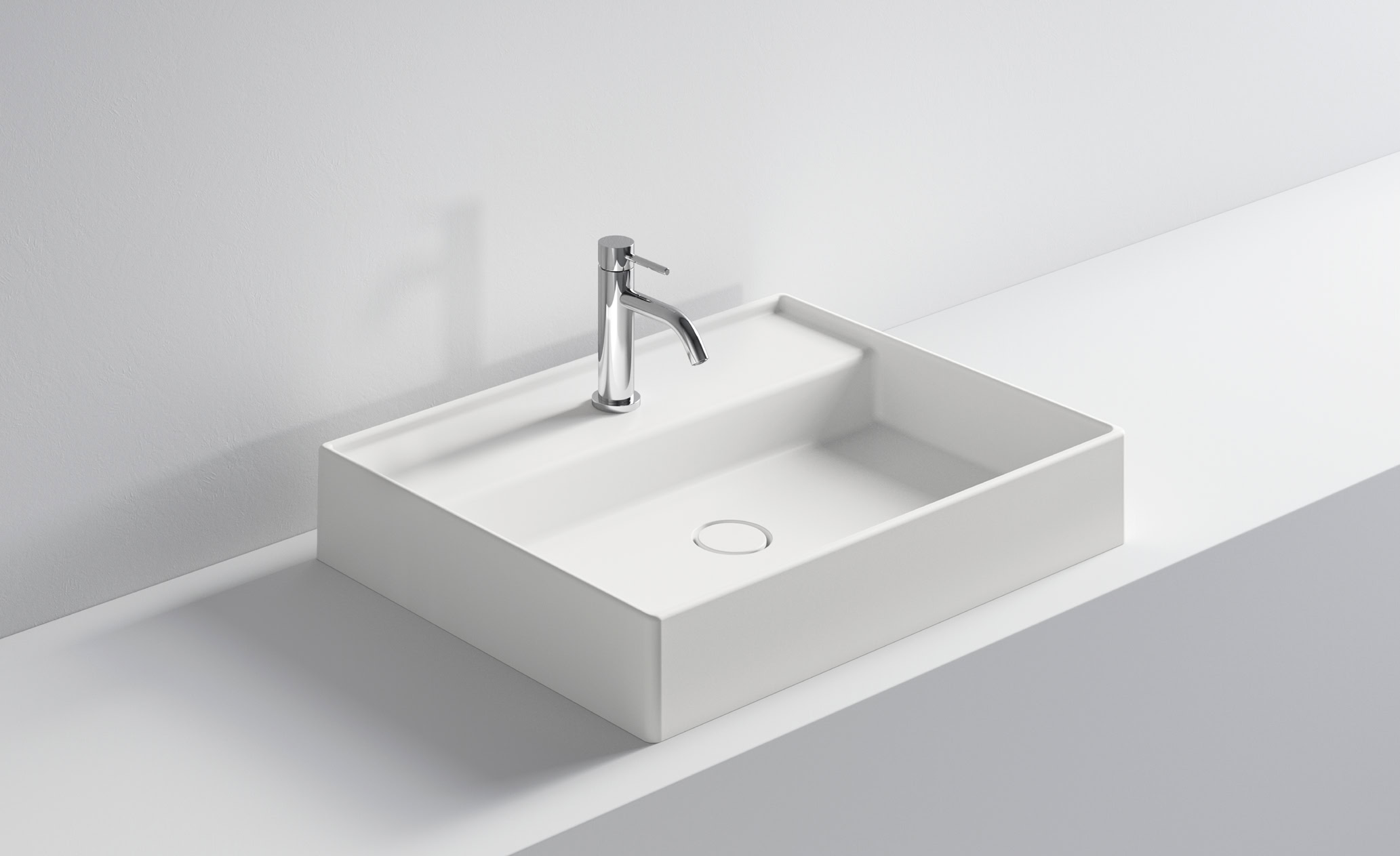 Lavabo bianco rettangolare con rubinetto in acciaio inox.