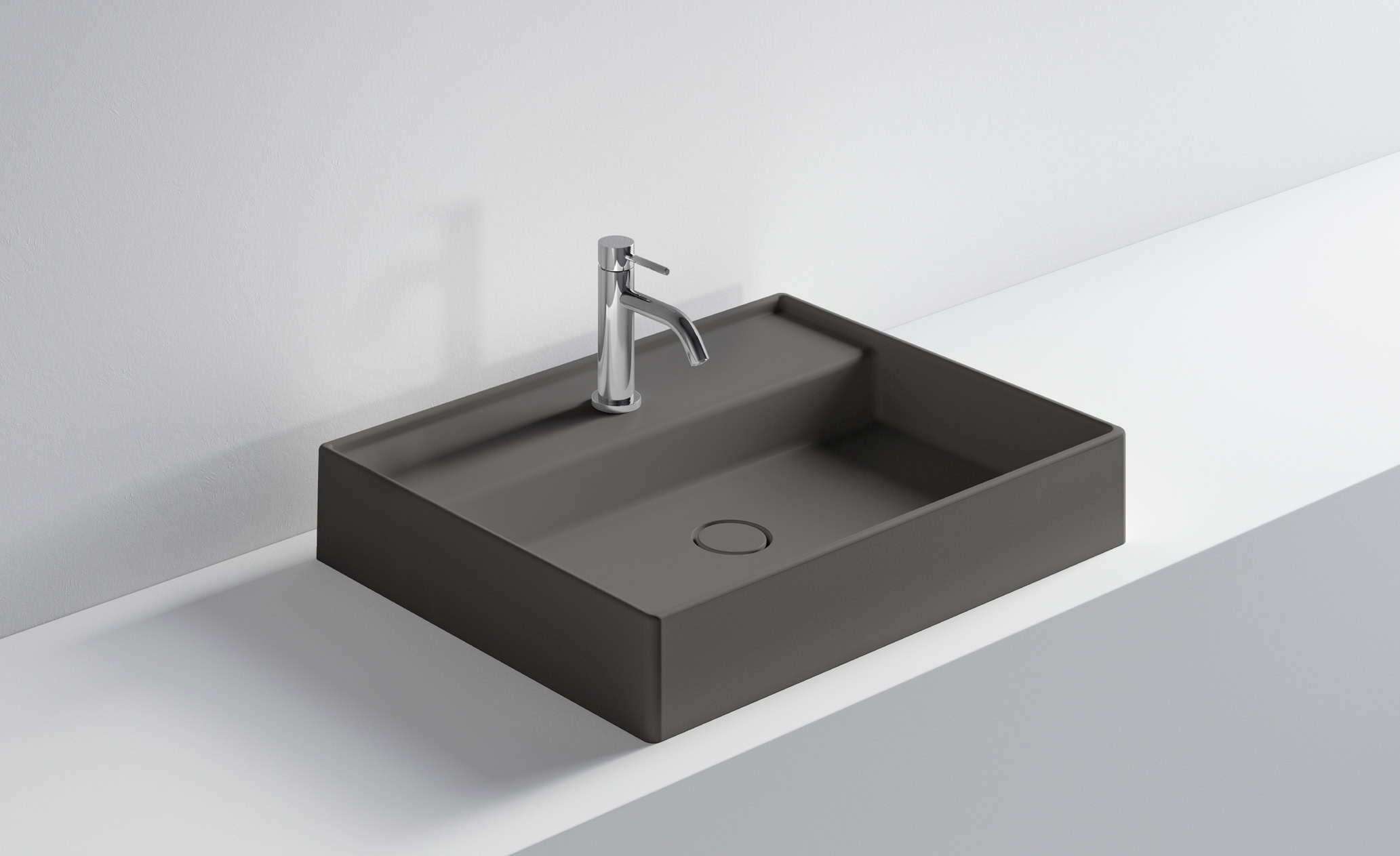 Lavabo rettangolare nero con rubinetto in acciaio inox.
