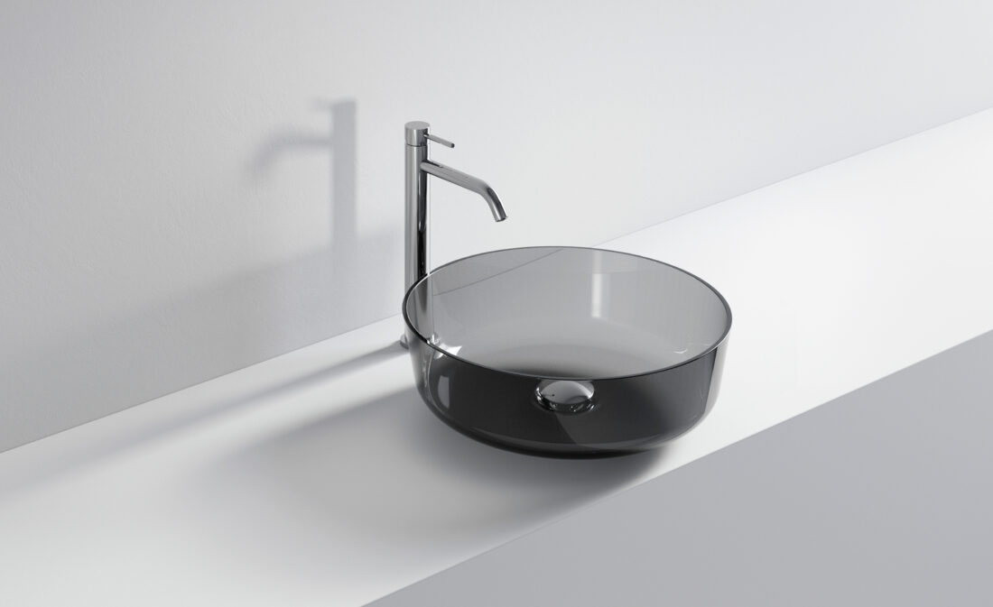 Lavabo rotondo in vetro nero con rubinetto a parete.
