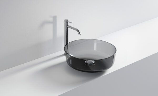 Lavabo rotondo in vetro nero con rubinetto a parete.