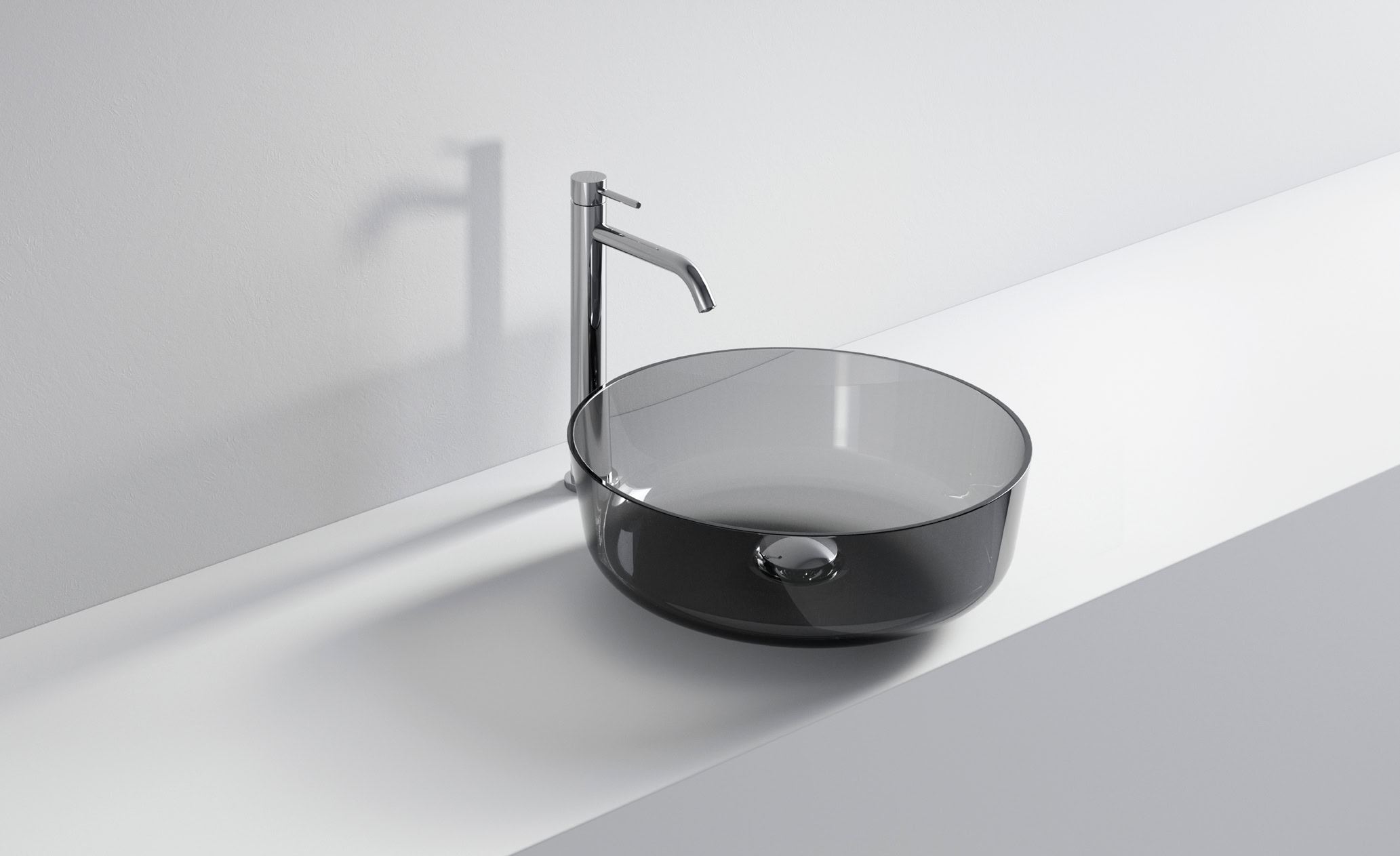 Lavabo rotondo in vetro nero con rubinetto a parete.