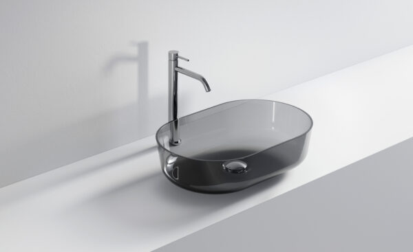 Lavabo in vetro nero con rubinetto in acciaio inox.