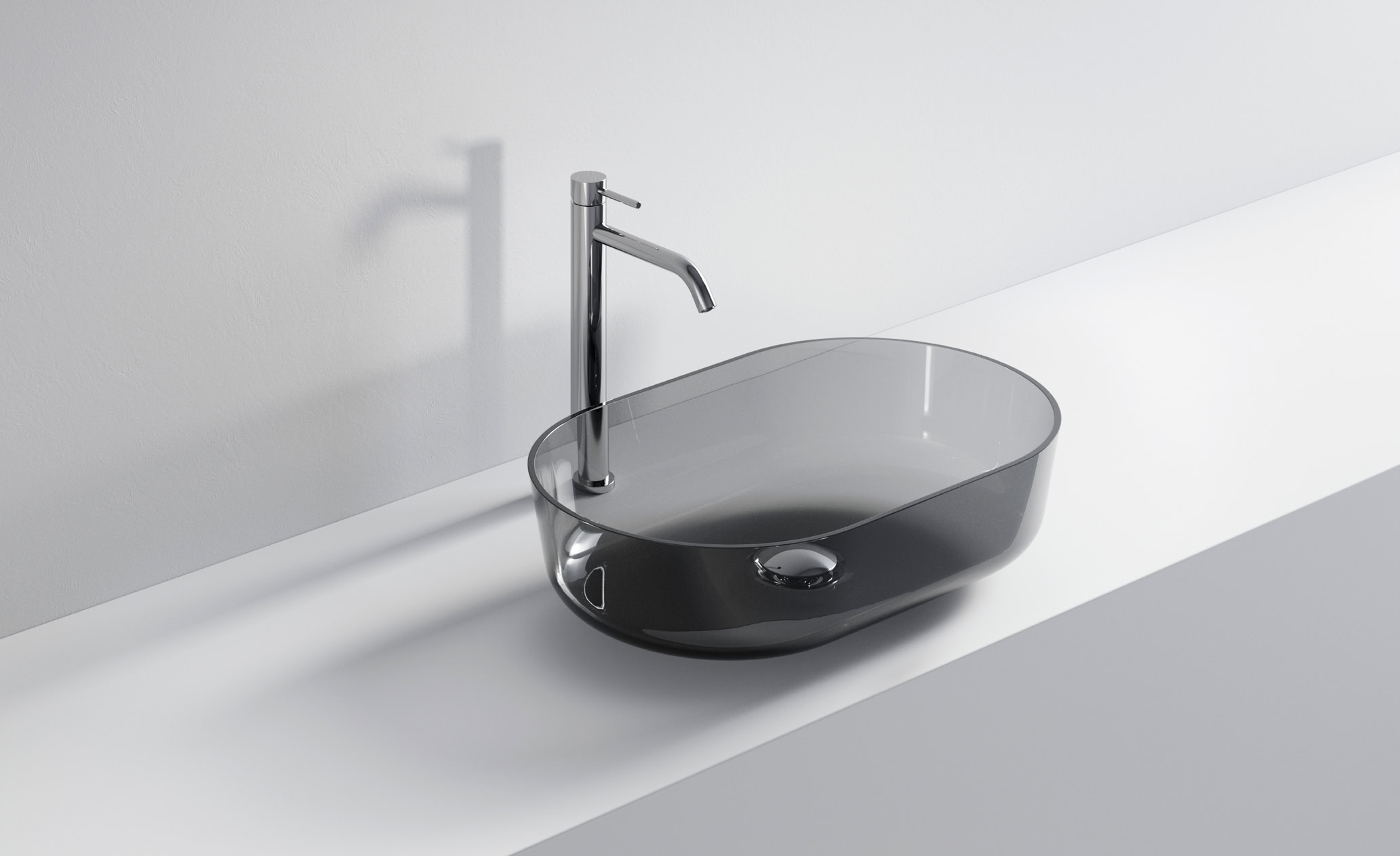 Lavabo in vetro nero con rubinetto in acciaio inox.