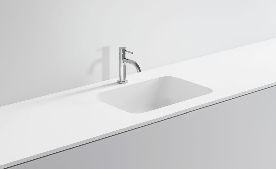 Lavandino bianco con rubinetto in acciaio inox in cucina moderna.