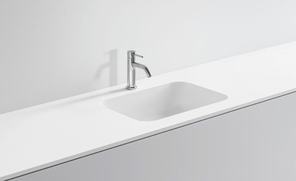Lavandino bianco con rubinetto in acciaio inox in cucina moderna.