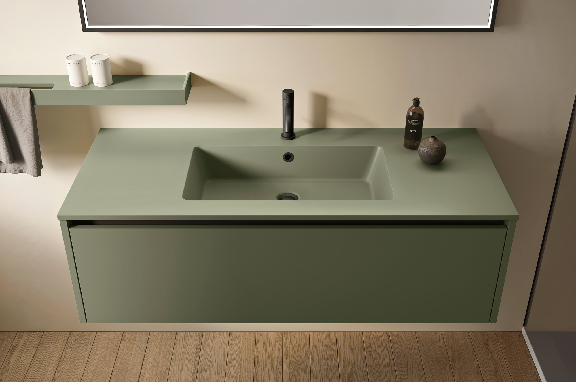 Lavabo sospeso verde chiaro con accessori minimalisti.
