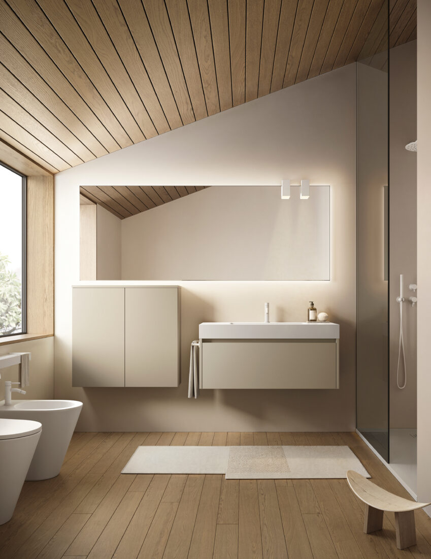 Bagno elegante con lavabo sospeso, specchio grande e doccia a parete.