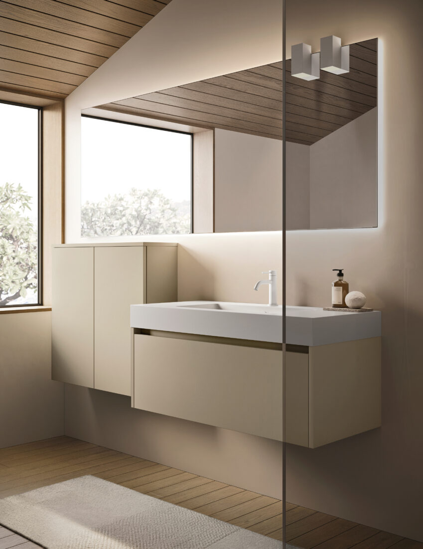 Bagno minimalista con lavabo sospeso e grande specchio.
