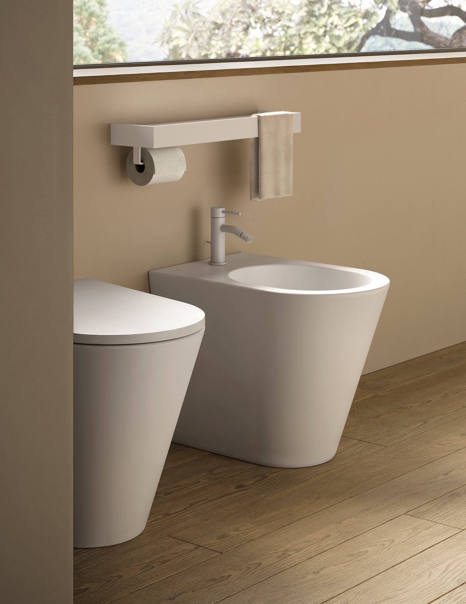 Toilette e bidet moderni in bagno con design minimalista e accessori eleganti.