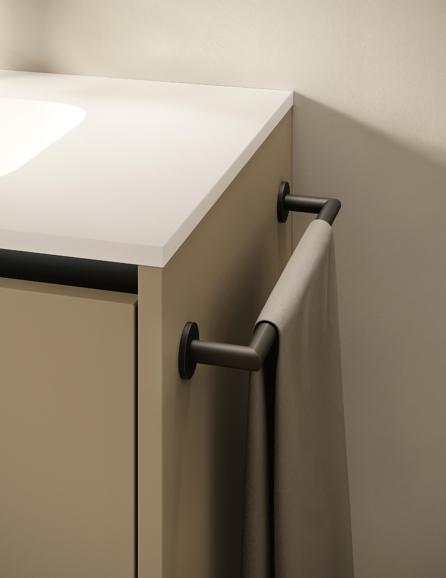 Dettaglio di un mobile bagno con maniglia e asciugamano.