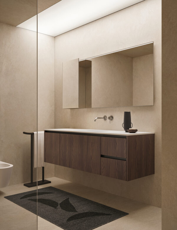 Bagno minimalista con mobile sospeso e grande specchio.