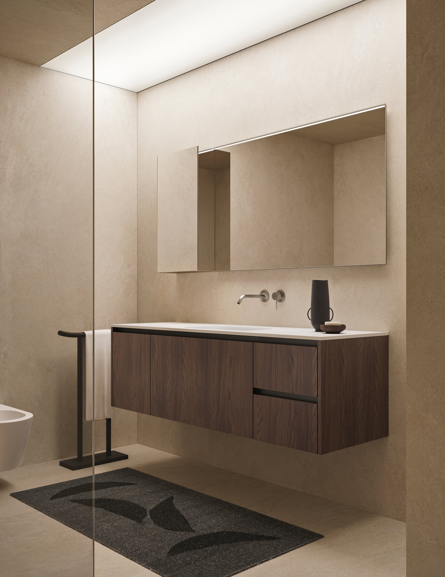 Bagno minimalista con mobile sospeso e grande specchio.