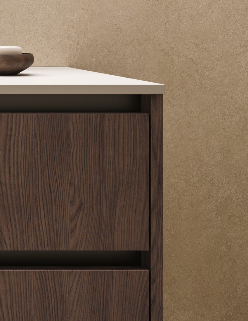 Dettaglio di un mobile in legno con superficie bianca e sfondo beige.