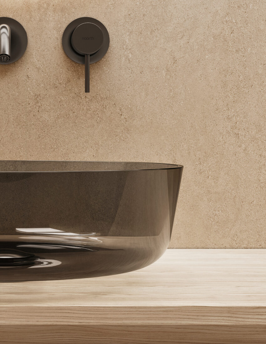 Lavabo nero moderno con rubinetto a parete in bagno minimalista.