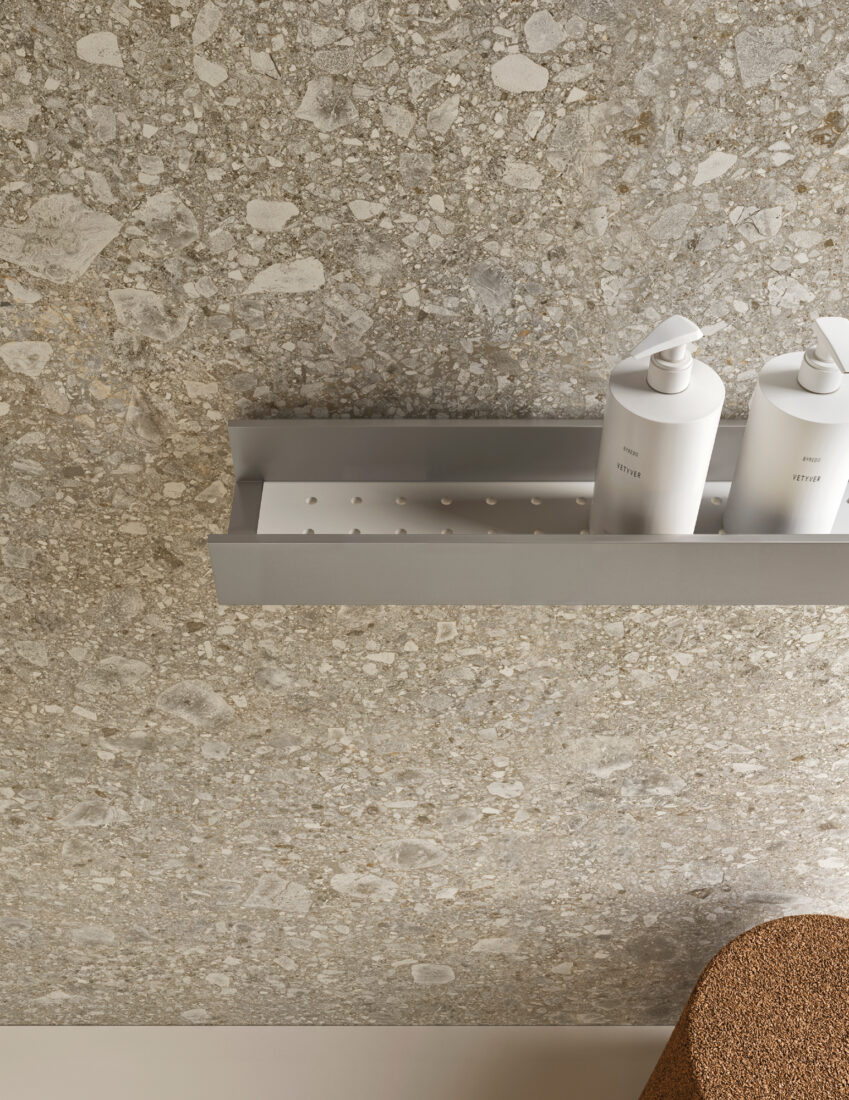 Porta sapone e accessori bagno su parete in pietra naturale.