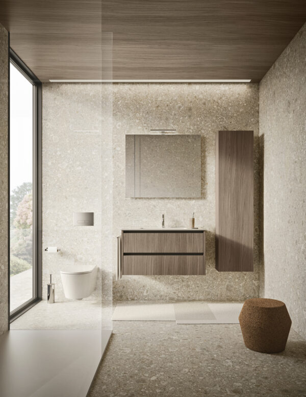 Bagno minimalista con lavabo, specchio e mobili in legno naturale.