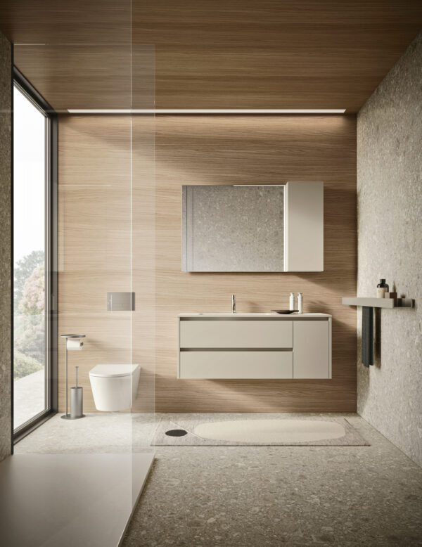 Bagno elegante con mobili sospesi, grande finestra e dettagli in cemento.