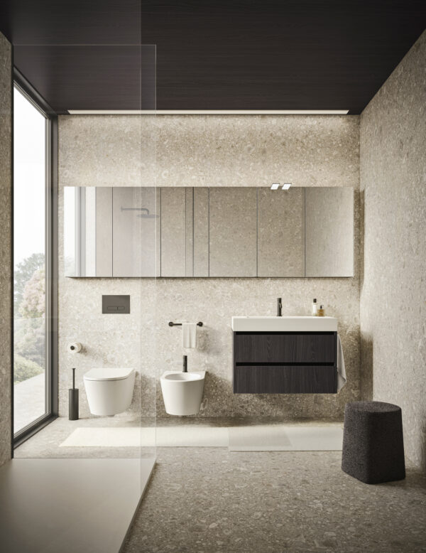 Bagno elegante con lavabo, bidet e specchio grande, design minimalista e luminoso.