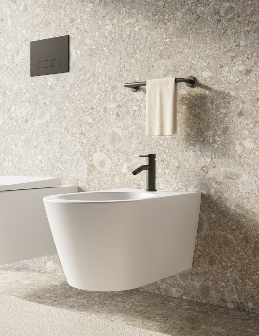 Lavabo sospeso nero con rubinetto nero e asciugamano bianco su barra.