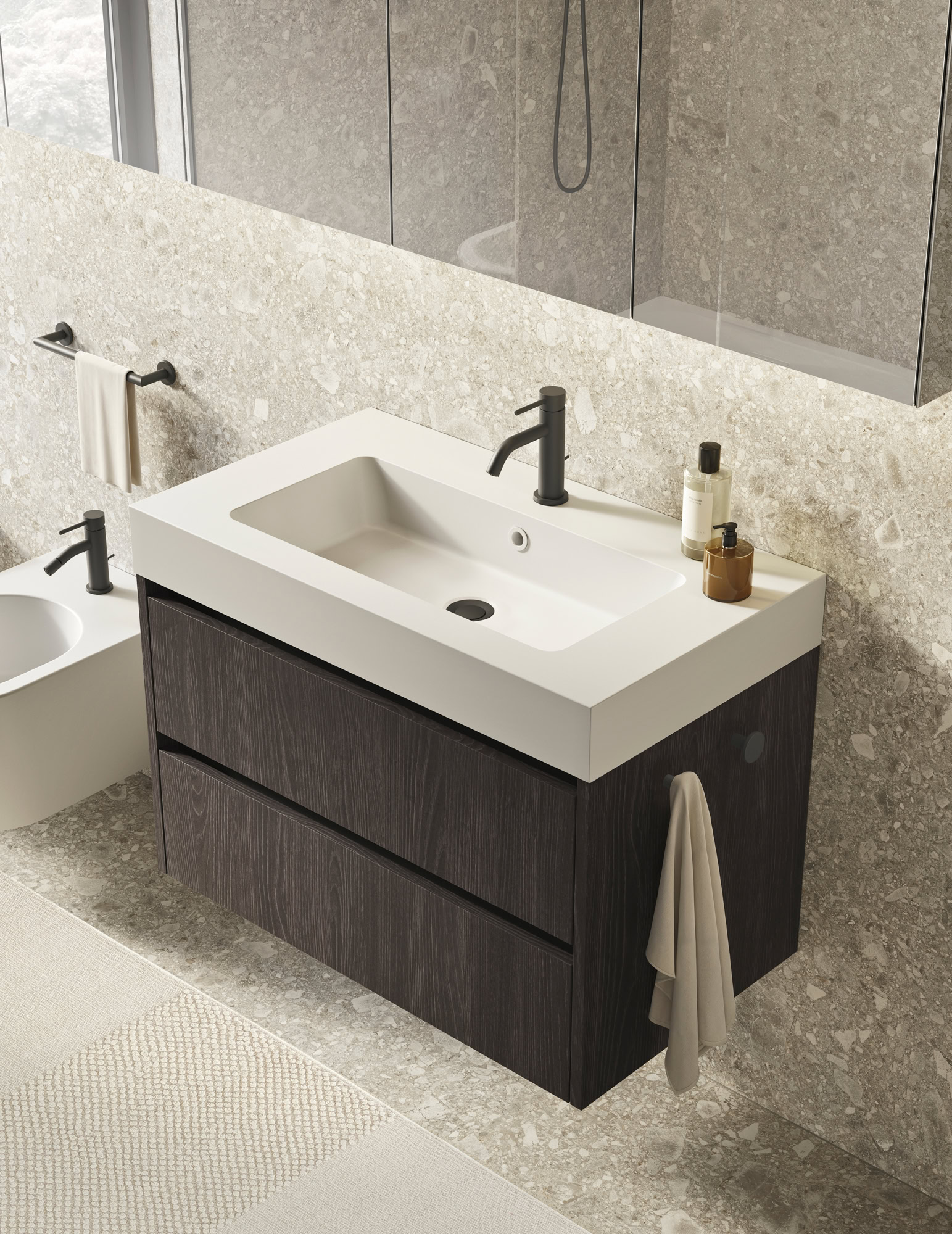 Mobile da bagno con lavabo integrato e finiture in legno scuro.
