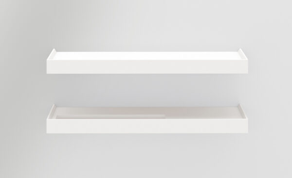 Mensole bianche minimaliste per decorare pareti interne di casa.