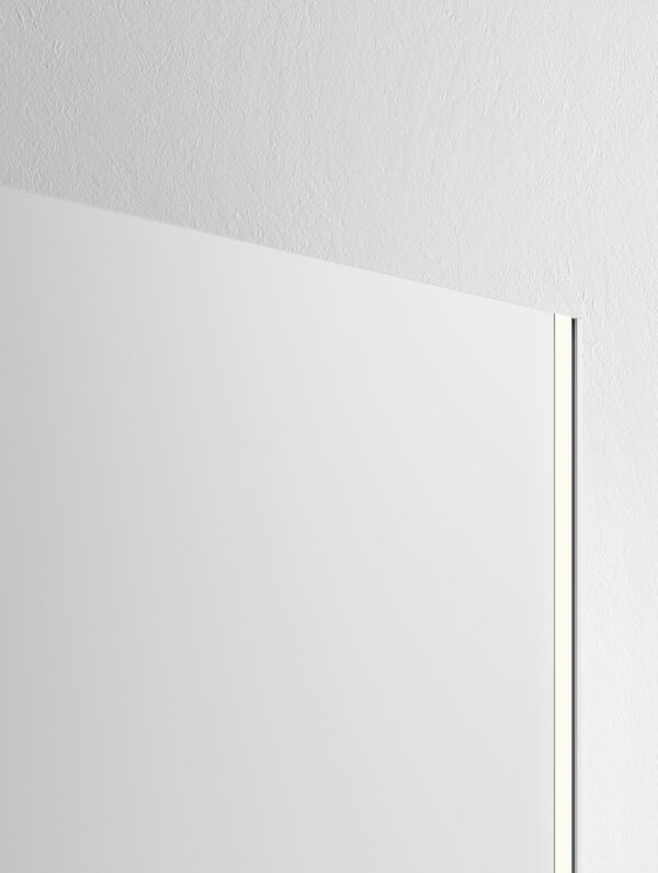 Specchio bianco minimalista su parete bianca moderna.
