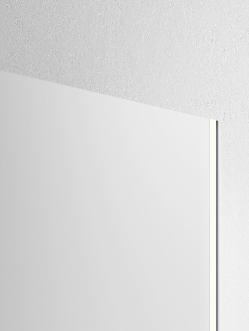 Specchio bianco minimalista su parete bianca moderna.