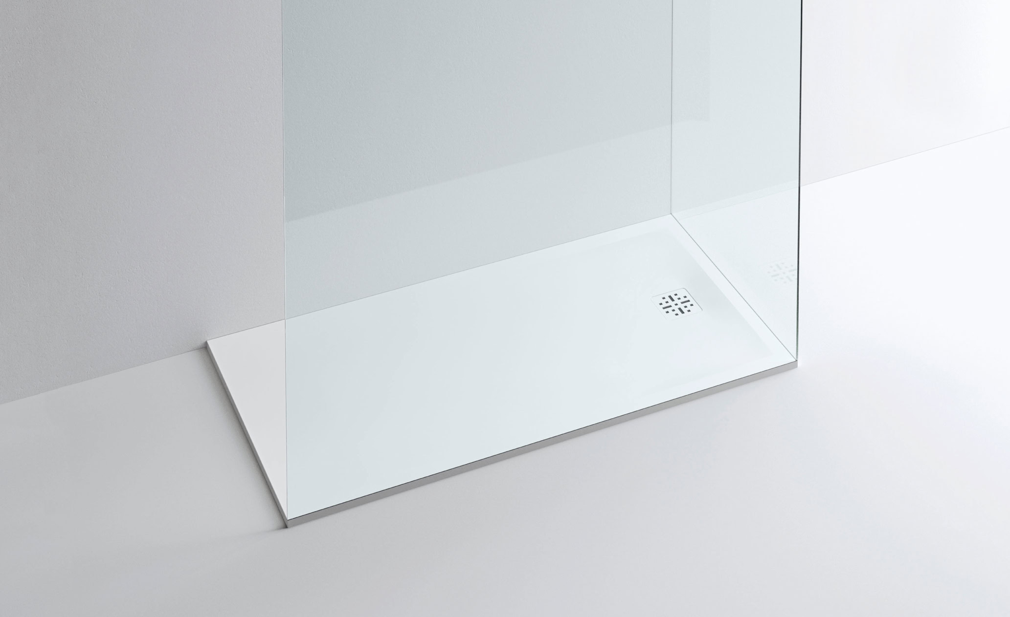 Specchio da bagno con cornice sottile e superficie liscia, design elegante e funzionale.