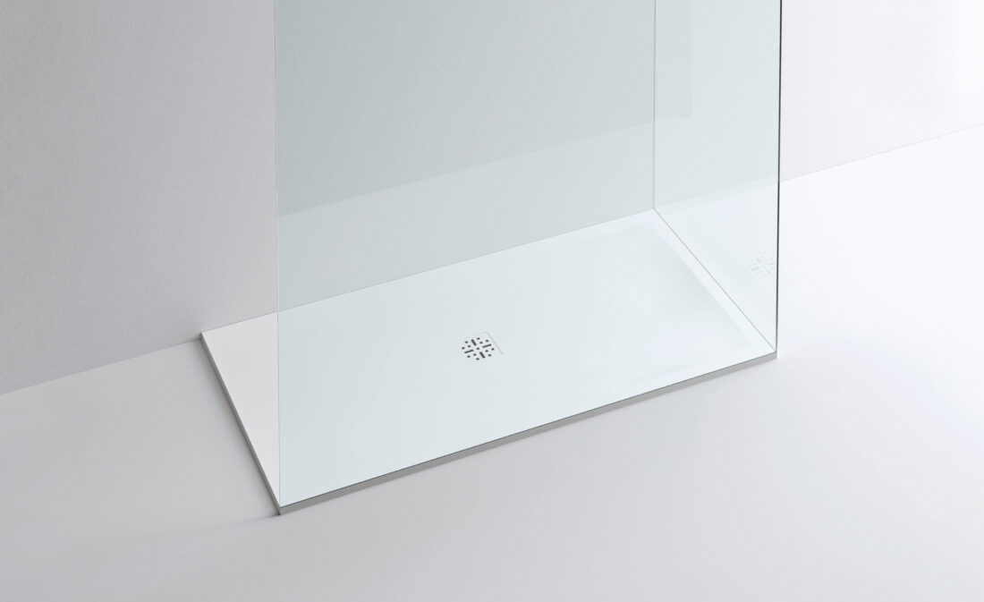 Specchio da bagno con cornice sottile e superficie liscia.