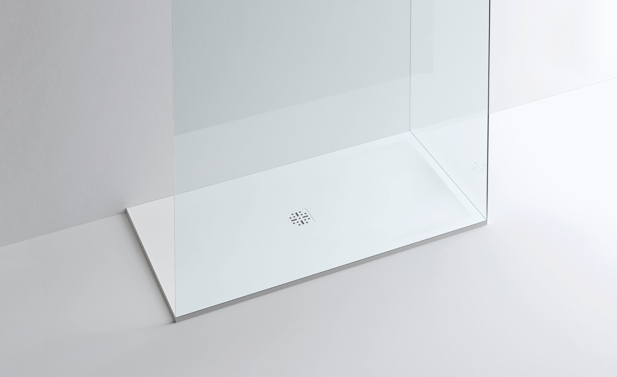 Specchio da bagno con cornice sottile e superficie liscia.
