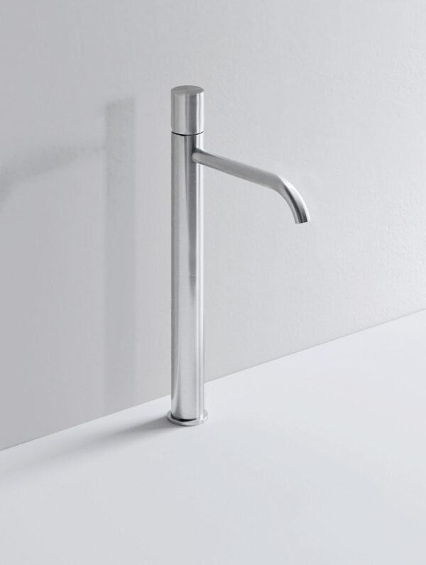 Rubinetto moderno in acciaio inox per cucina o bagno.