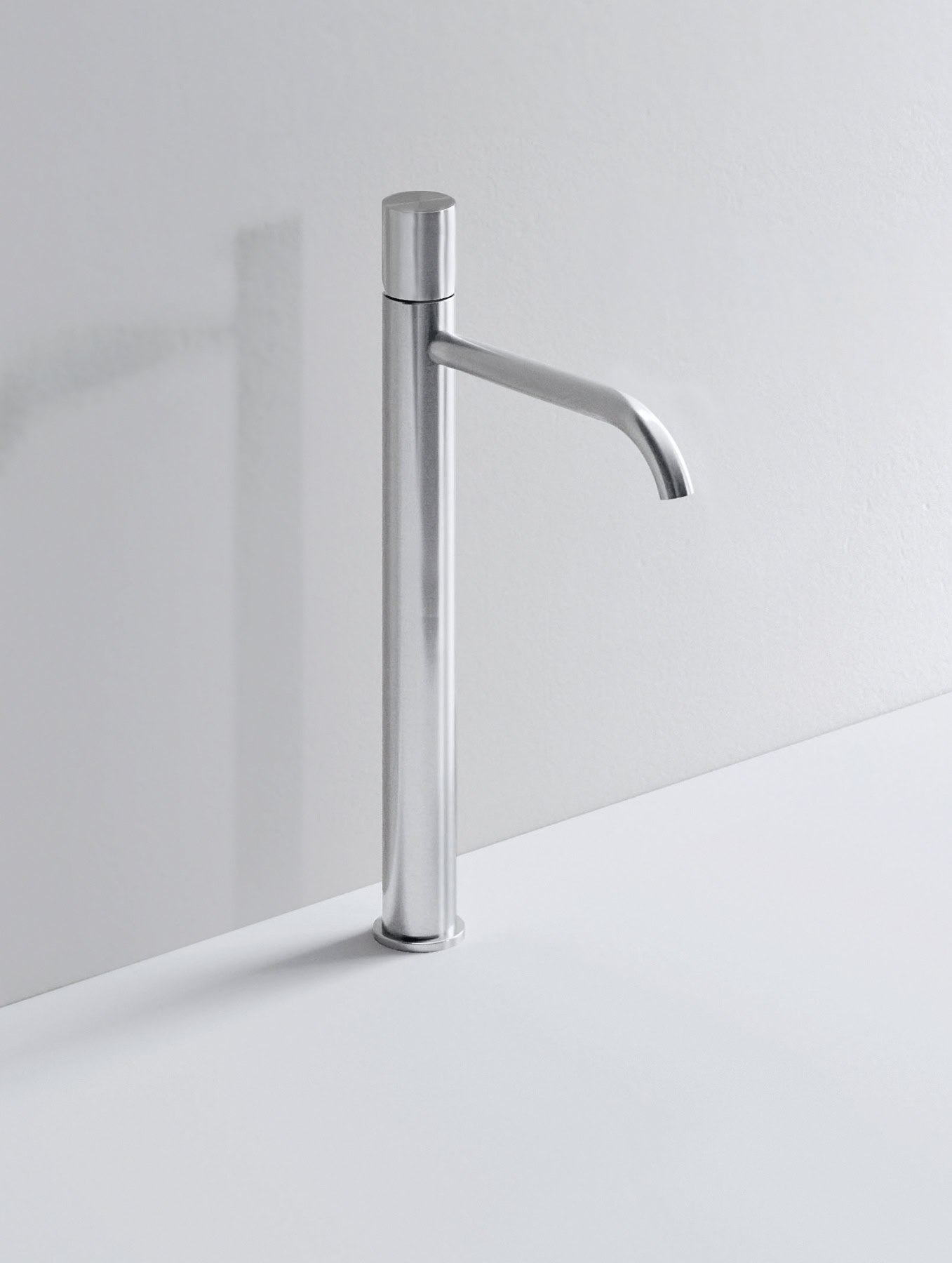 Rubinetto moderno in acciaio inox per cucina o bagno.