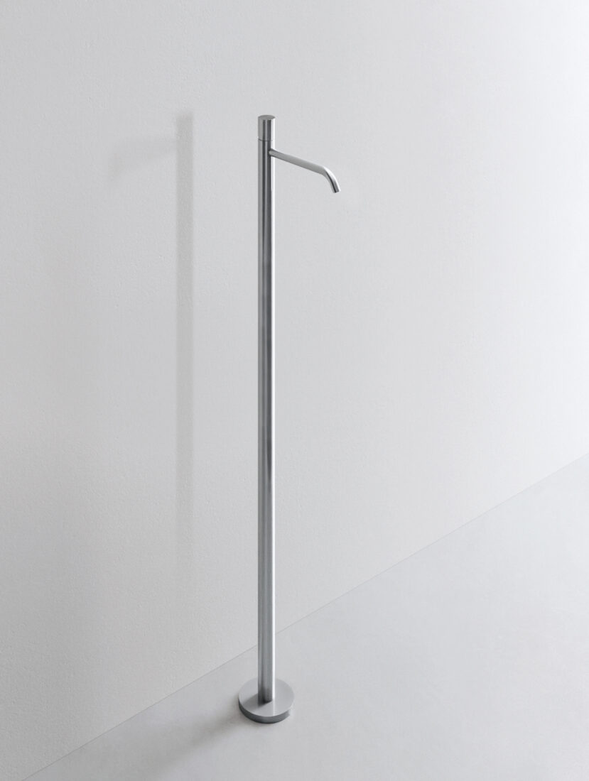 Supporto per flauto in acciaio inox, design minimalista e resistente.