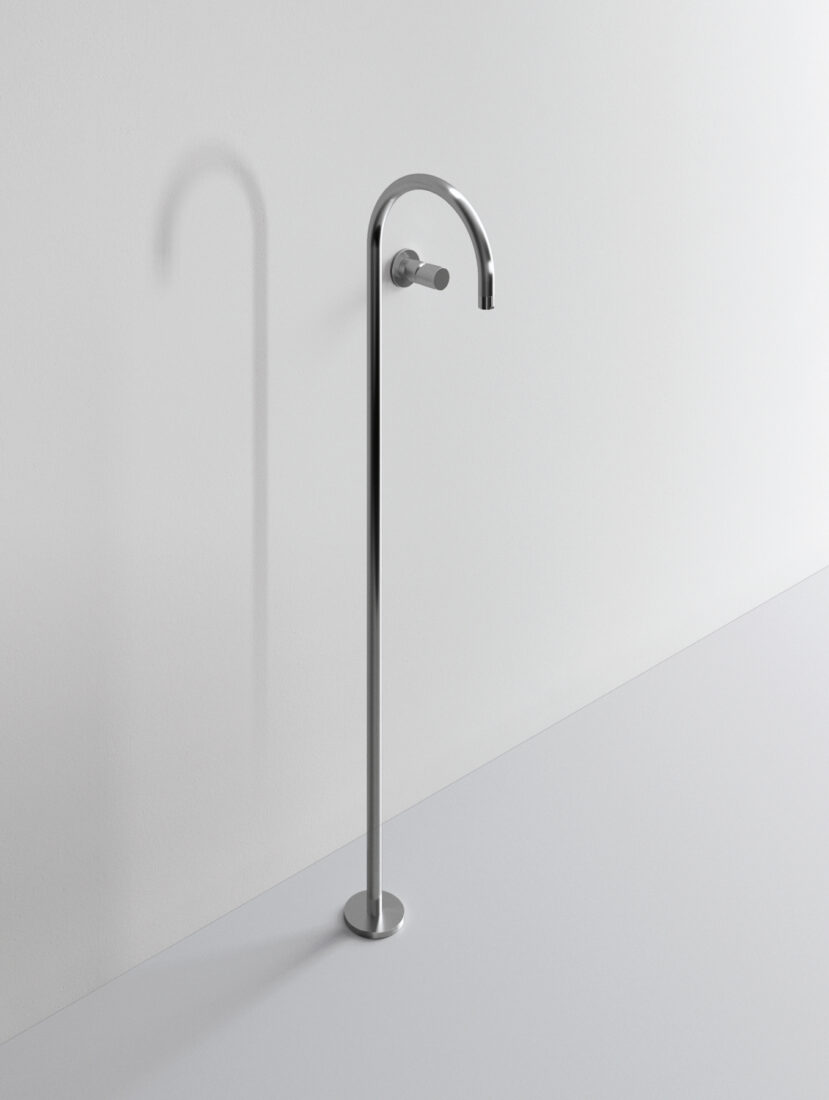 Rubinetto da parete in acciaio inox con design moderno e semplice.