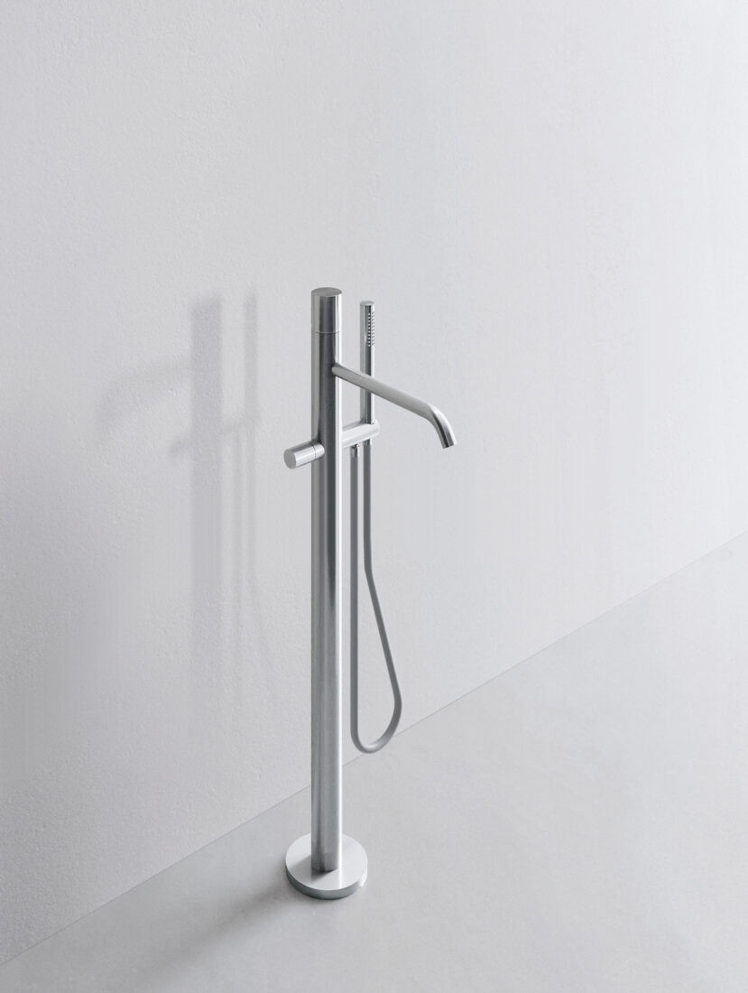 Rubinetto da bagno moderno in acciaio inox con doccetta estraibile.