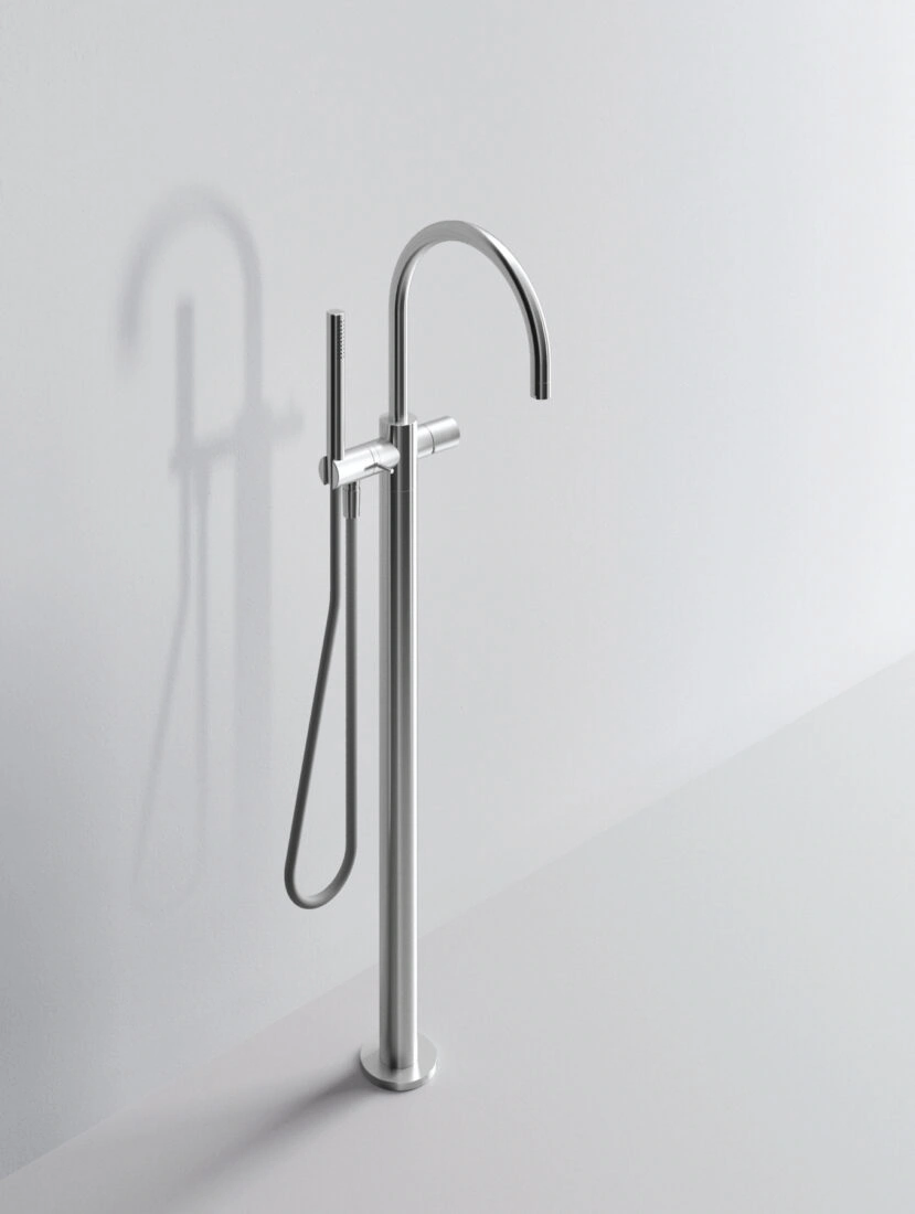 Rubinetto da bagno moderno in acciaio inox con doccetta estraibile.