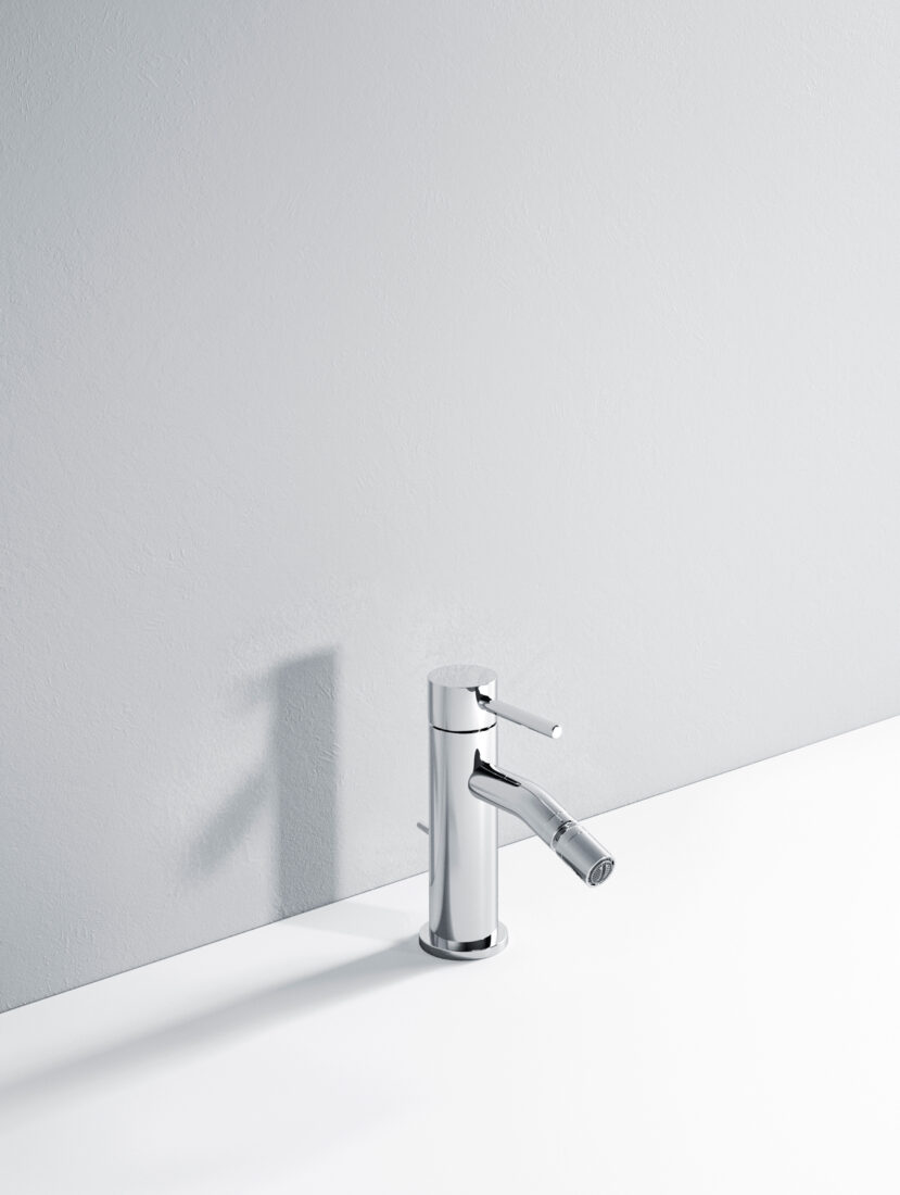 Rubinetto in acciaio inox con design minimalista.