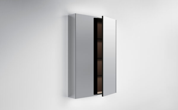 Armadio bianco con ante scorrevoli e interno in legno scuro.