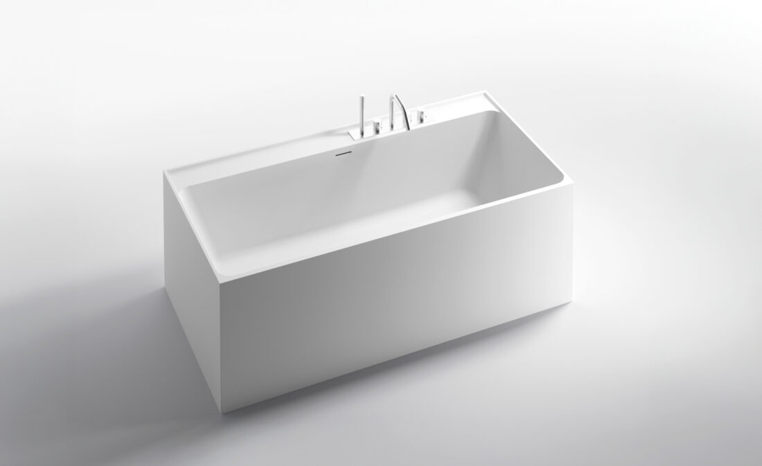 Vasca da bagno rettangolare bianca con rubinetto moderno.