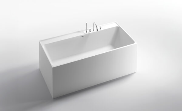Vasca da bagno rettangolare bianca con rubinetto moderno.