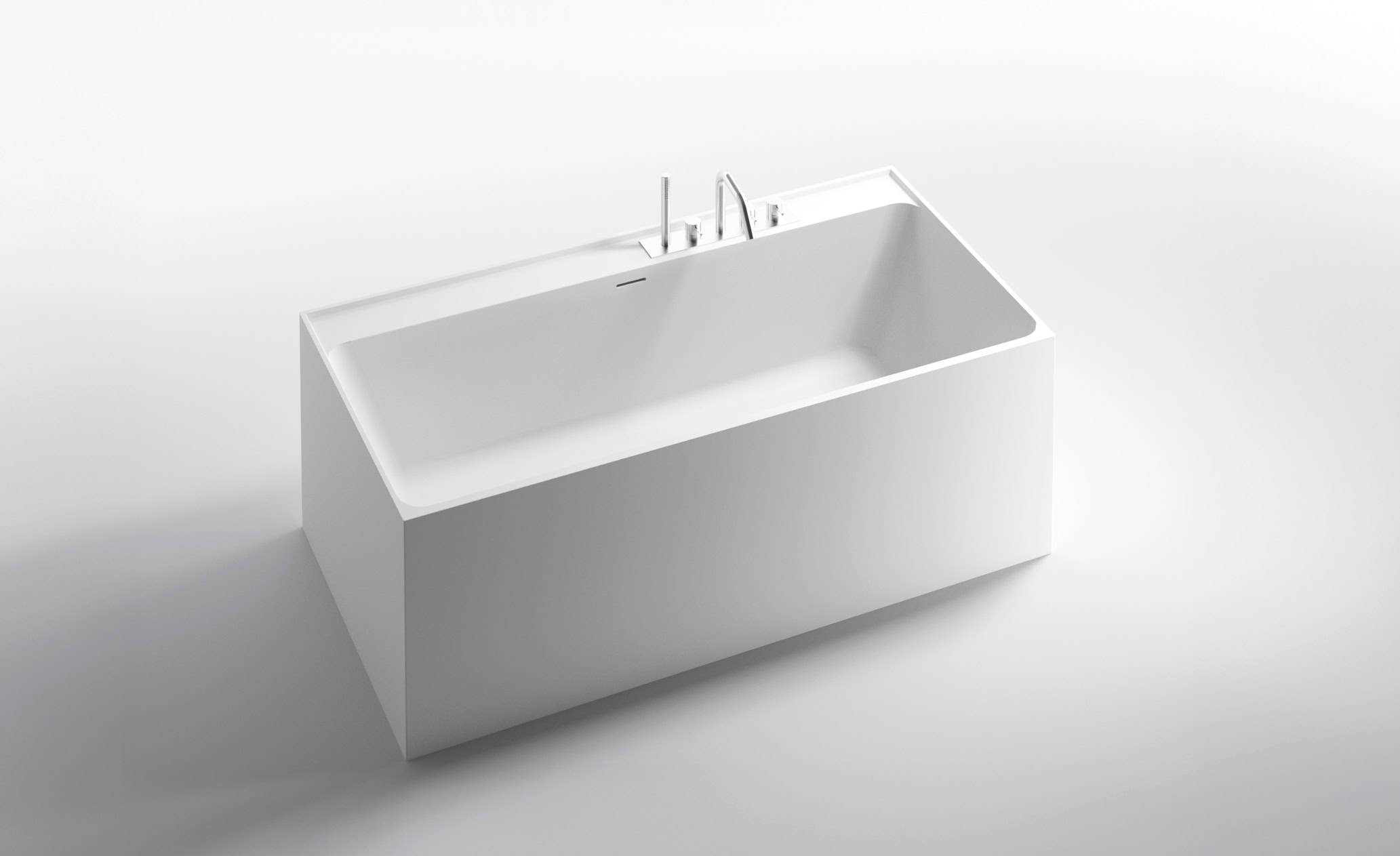 Vasca da bagno rettangolare bianca con rubinetto moderno.