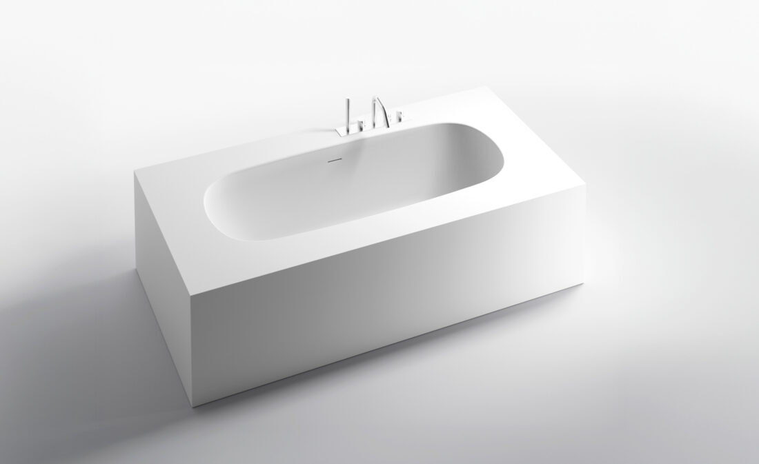 Vasca da bagno rettangolare bianca con rubinetto moderno.