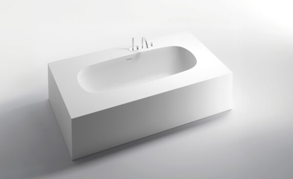 Vasca da bagno rettangolare bianca con rubinetto integrato.