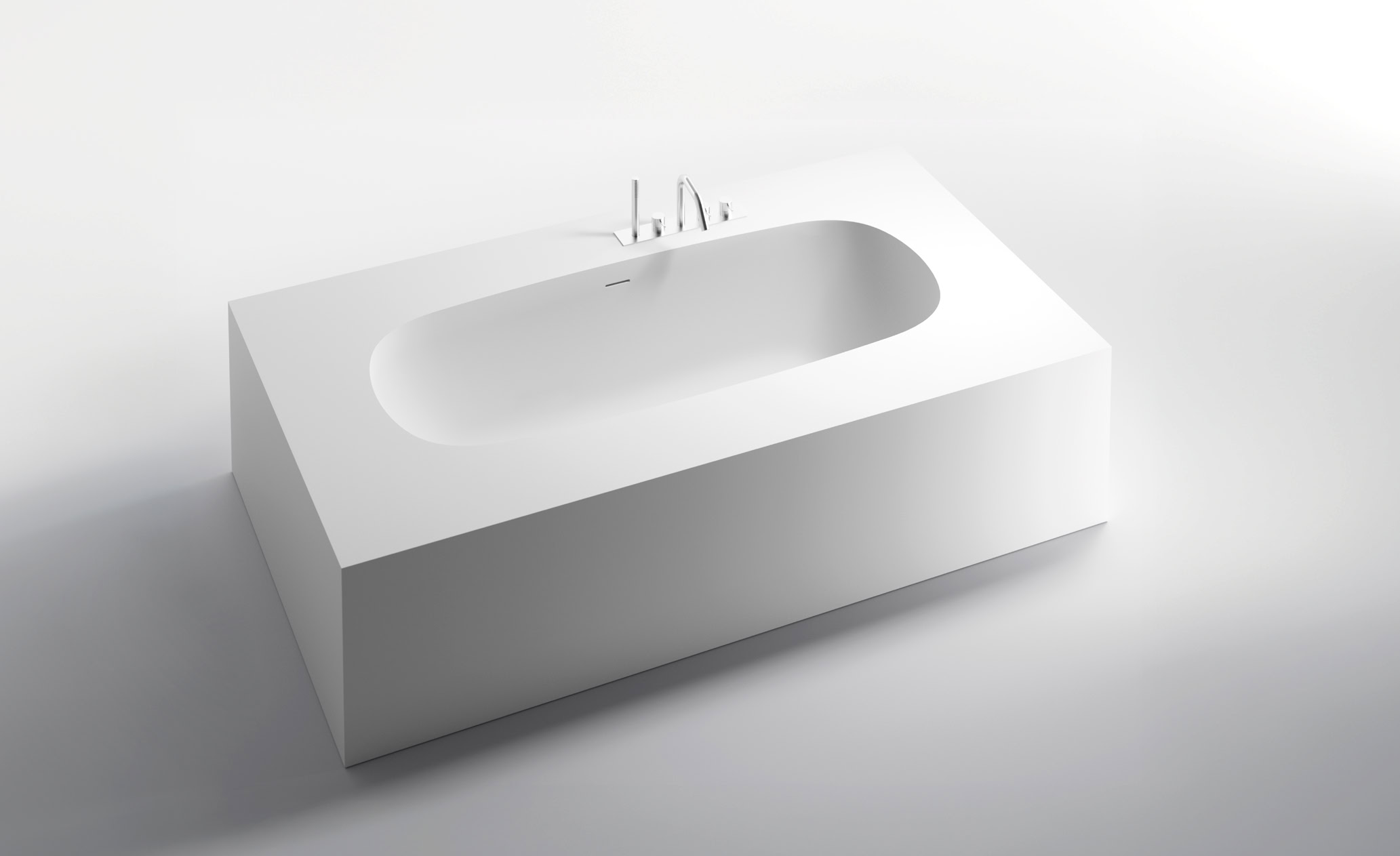 Vasca da bagno rettangolare bianca con rubinetto integrato.
