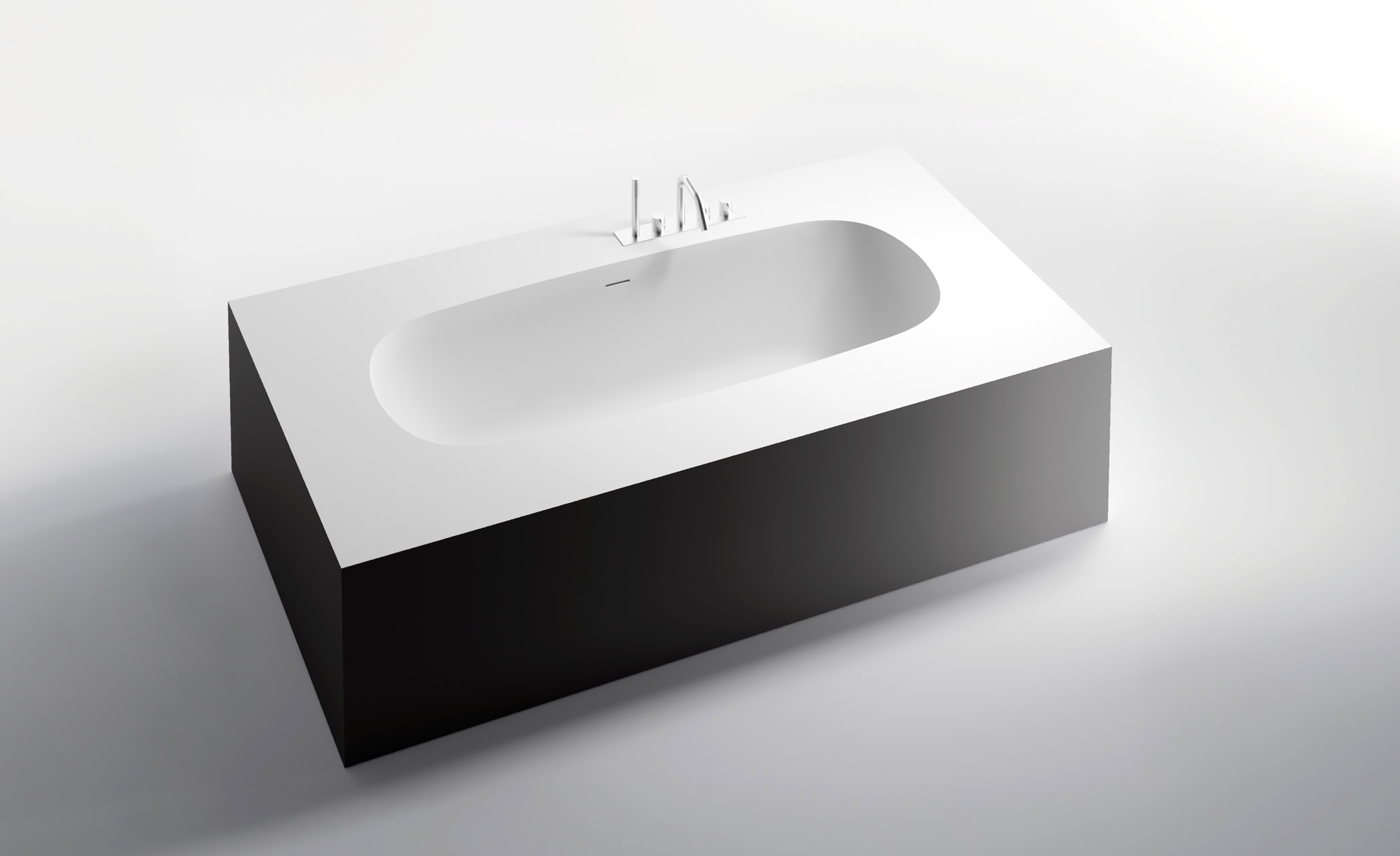 Vasca da bagno rettangolare bianca con rubinetto moderno.